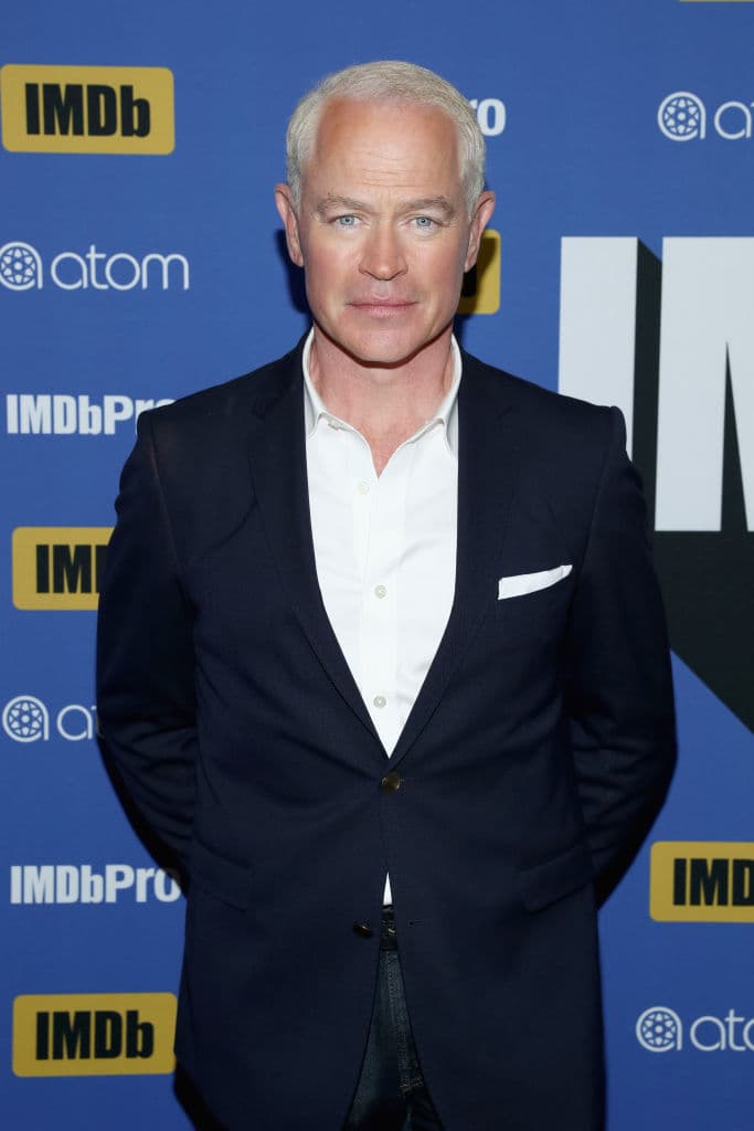 Desperate Housewives (2004) - Serie de TV 8 temporadas y 180 episodios. Narra la vida de varias mujeres que residen en el lujoso y apacible barrio de Wisteria Lane. Sin embargo, tras la fachada de una “vida perfecta” se hallan cuatro mujeres cuya existencia es cualquier cosa menos idílica.
<br>