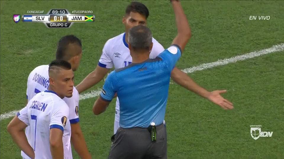 Tarjeta amarilla. El árbitro amonesta a Jonathan Jiménez de El Salvador