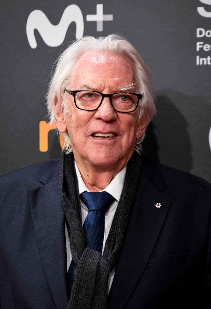 Tanto ellos como su equipo de enfermeras se toman el trabajo muy en serio pero, en su tiempo libre, las bromas constantes y la ironía hacen más llevadera la situación.
<br>