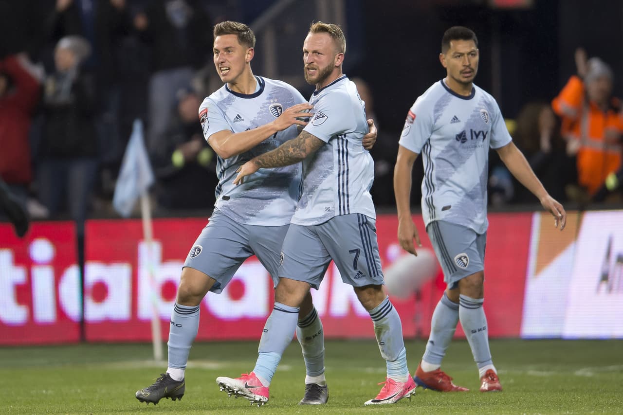 Tras el cobro de un tiro de esquina, un recentro de su compatriota Botond Barath, y de volea prendió el esférico Nemeth para el 1-0.