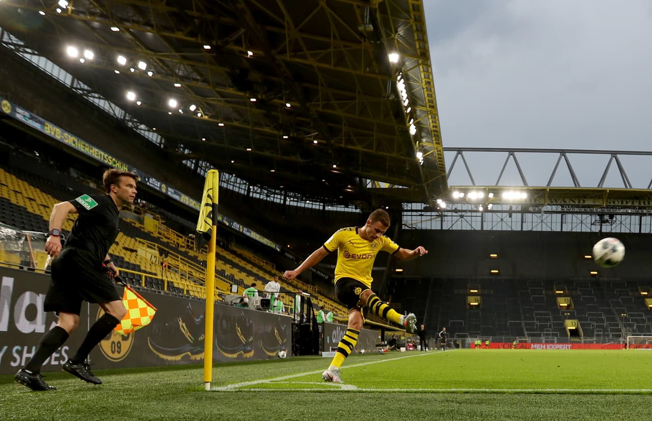 Thorgan Hazard del Dortmund cobrando un tiro de esquina en el Estadio Signal Iduna Park. Borussia mantiene el segundo lugar con 66 puntos, tres por encima del Leipzig.