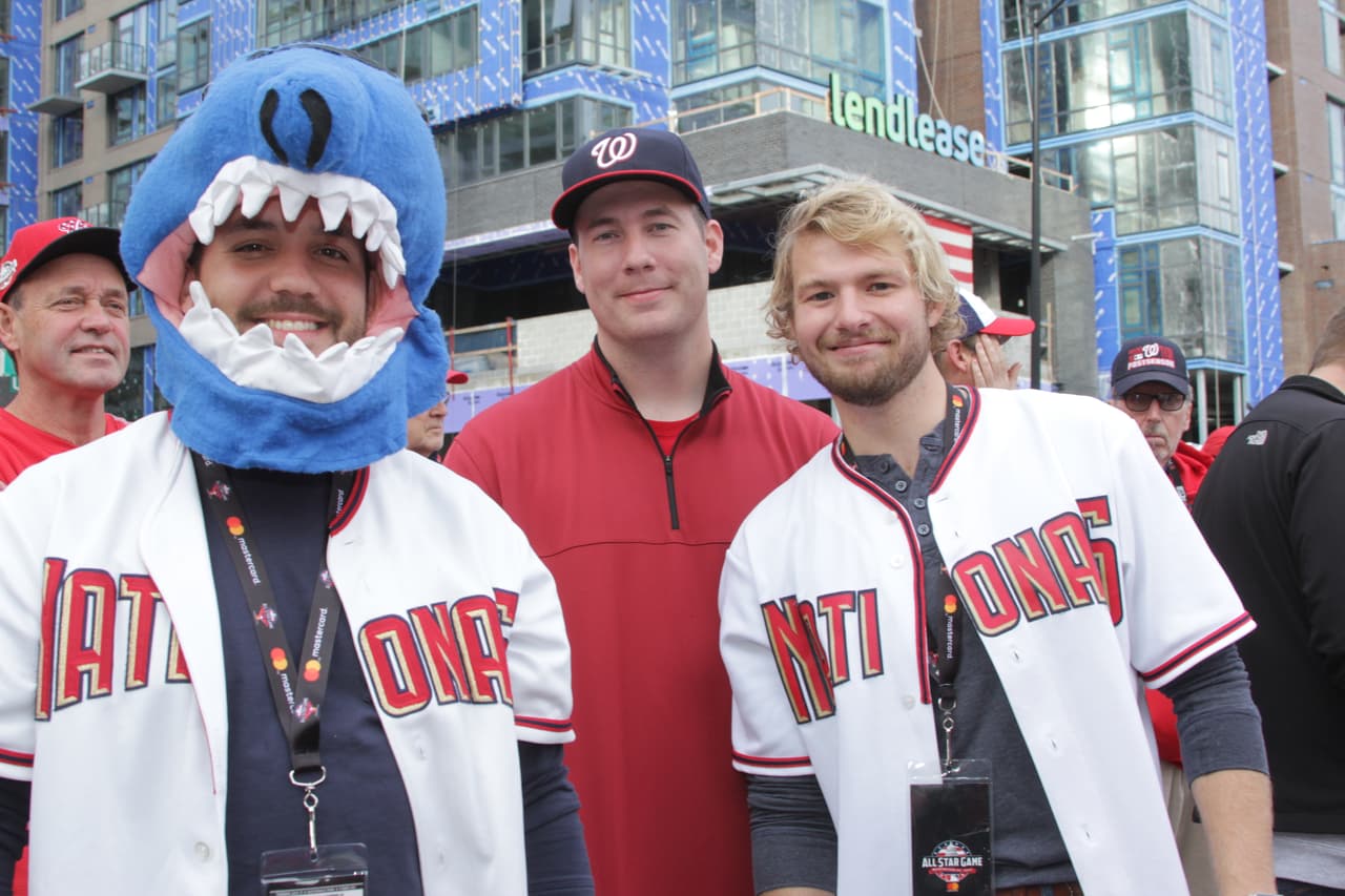 Comienza a caer la noche en Washington y los aficionados empiezan a llegar el estadio para ver el juego 3 de la Serie Mundial.