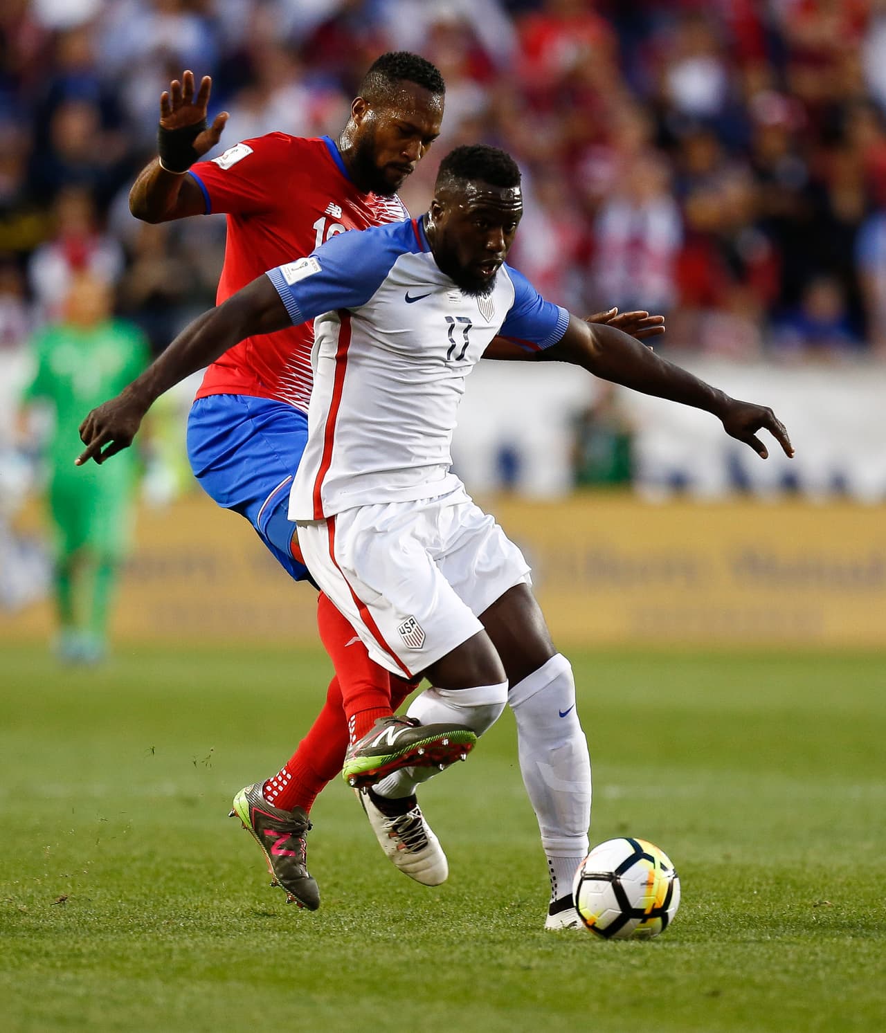 Misma historia para Jozy Altidore, quien se batía en el área en busca de un espacio para hacer daño.