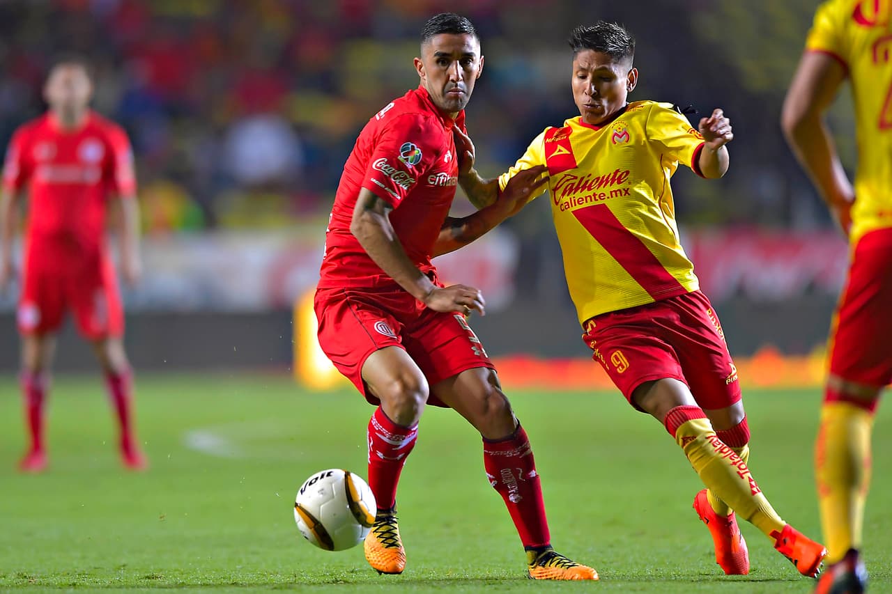 Morelia se volcó al ataque. Los primeros minutos del partido fueron de constante ida y vuelta.