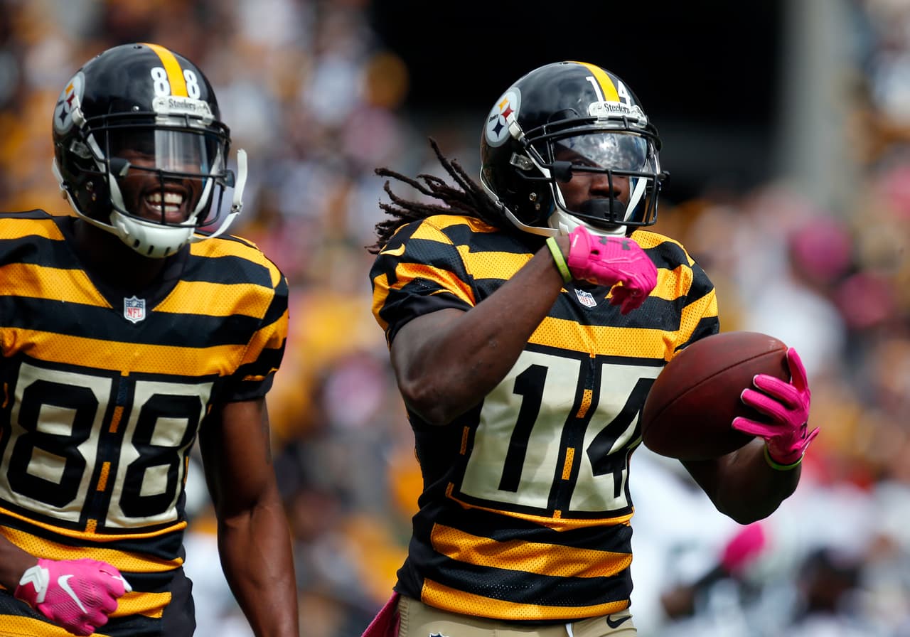 PITTSBURGH, PA - OCTOBER 09: Sammie Coates #14 of the Pittsburgh Steelers celebrates with Darrius Heyward-Bey #88 after catching a 72 yard touchdown pass in the first quarter during the game against the New York Jets on October 9, 2016 at Heinz Field in Pittsburgh, Pennsylvania. (Photo by Justin K. Aller/Getty Images)