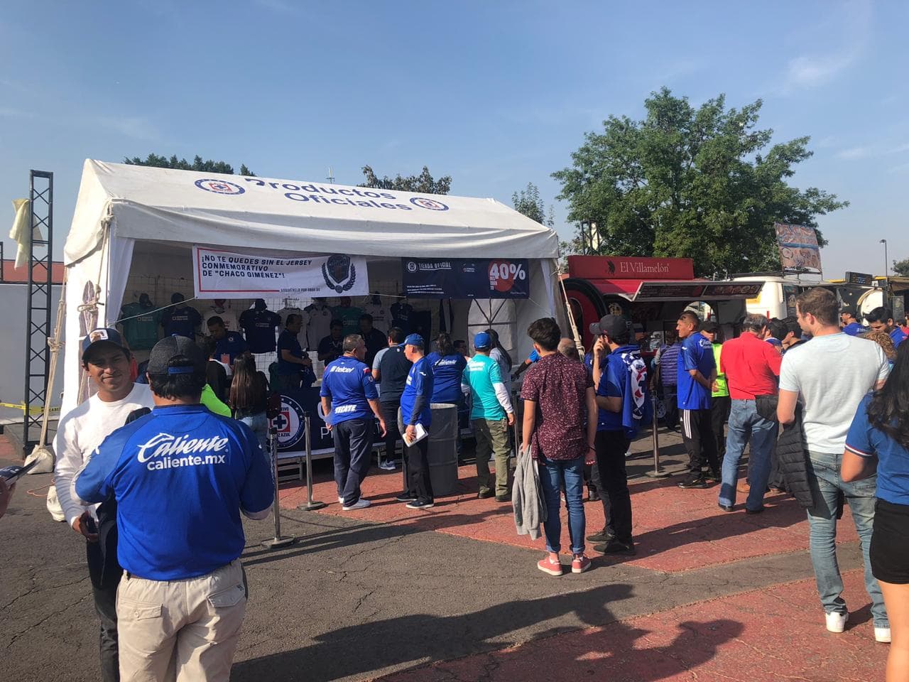 El estadio Azteca comienza a pintarse de azul para el juego entre la máquina y los tuzos.