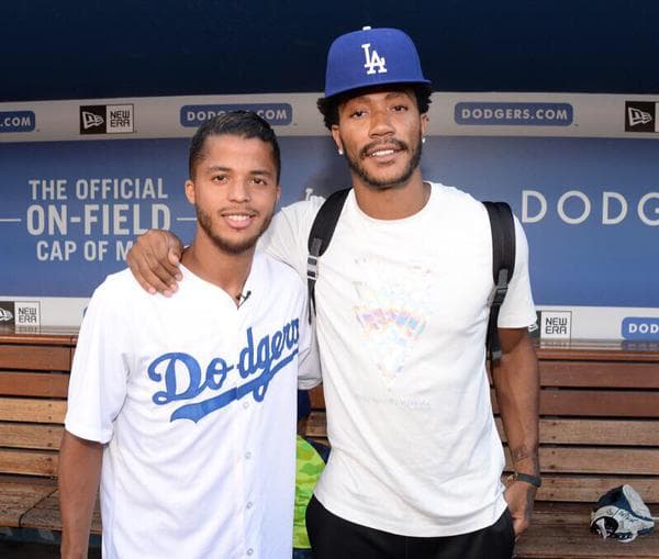 Giovani dos Santos lanzó la primera bola en el partido de los LA Dodgers