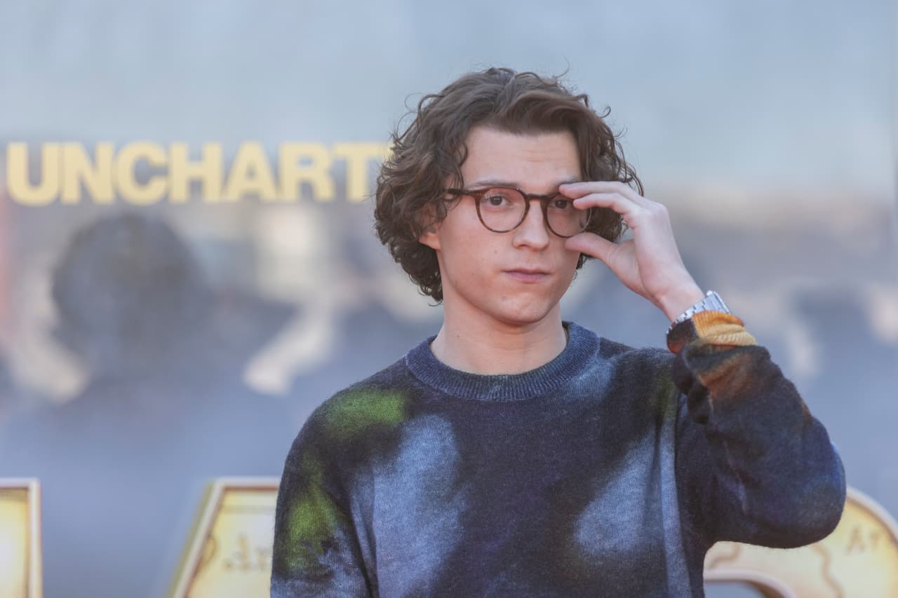 Tom Holland interpreta al cazador de fortunas con cara de niño Nathan Drake en la aventura basada en la popular serie de PlayStation, donde busca un tesoro perdido y se enfrenta a obstáculos locos junto a su socio Sully (Mark Wahlberg).