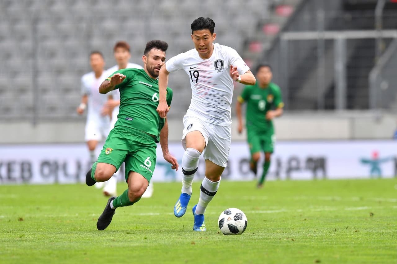 El primer tiempo estuvo dominado por los asiáticos, con Bolivia en su área ante el empuje de los tigres de Asia, que en los primeros diez minutos tuvieron remates consecutivos de Jung Woo-Young, Kim Shin-Wook y Kim Young-Gwon.