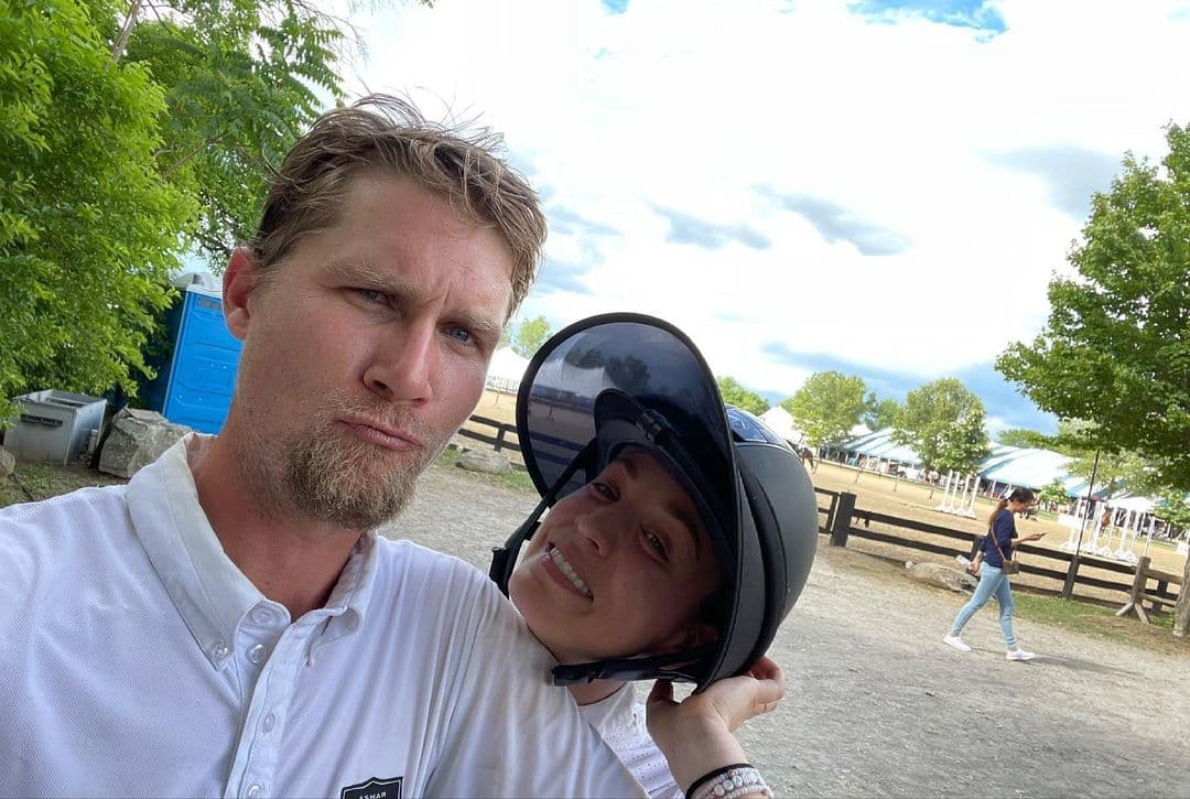 Cuoco no solo monta a caballo, sino que su esposo, Karl Cook, también es ecuestre y entrenador.