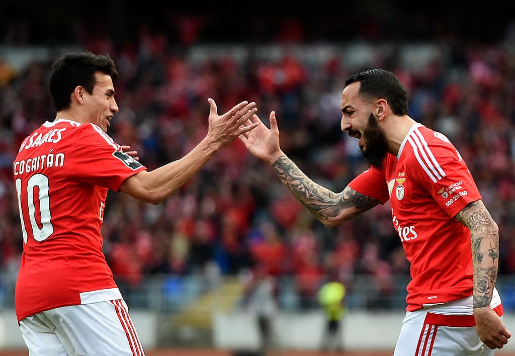 El centrocampista Nicolas Gaitán es duda, poniendo a prueba a Kostas Mitroglou que ha anotado 14 goles en 17 partidos.