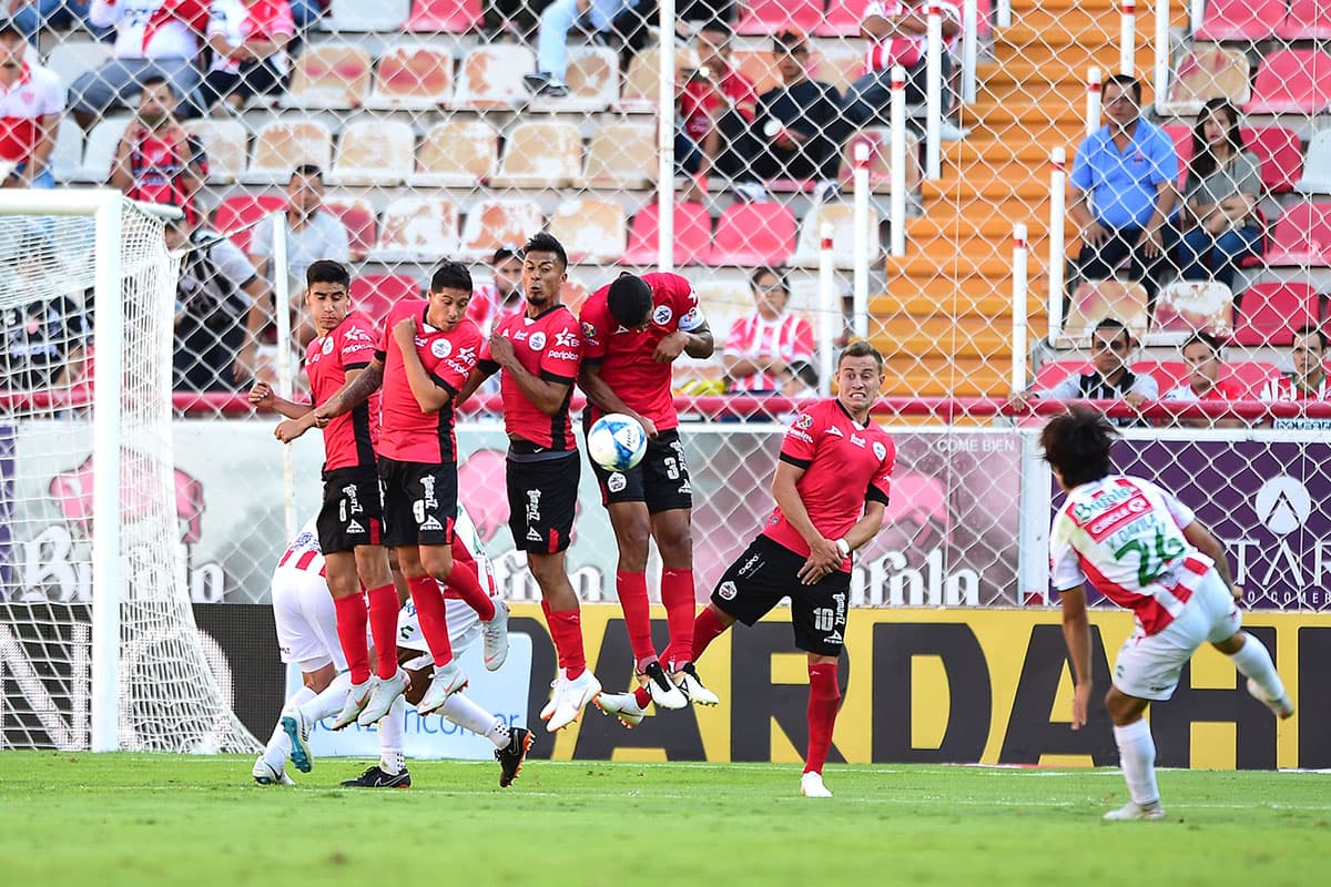 Uno de los mejores jugadores del partido fue el delantero del Necaxa Víctor Dávila (derecha), que de tiro libre y varias formas más intentó marcar el gol para su equipo.