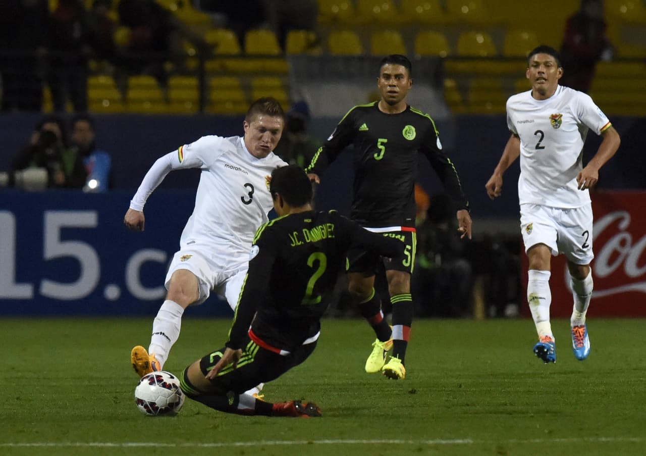 Miguel Hurtado de Bolivia dio un encuentro destacado en denfensa.