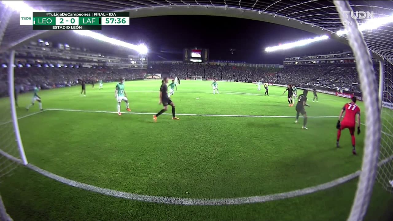 ¡TIRO ATAJADO! disparo por Ángel Mena.