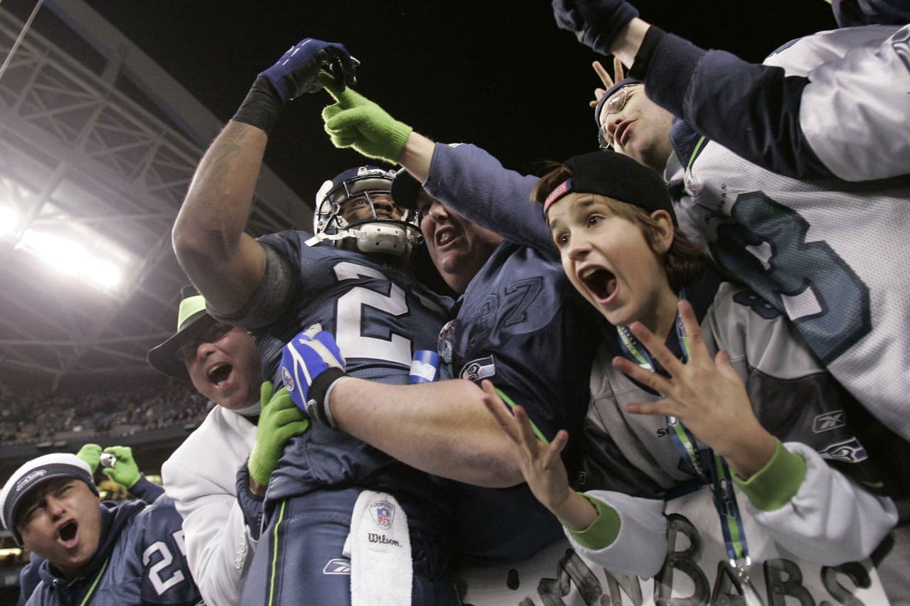 Por su parte, Seattle venía como el campeón defensor de la Conferencia Nacional, logro icónico para la franquicia que había jugado, y perdido, su primer Super Bowl en la edición XL.