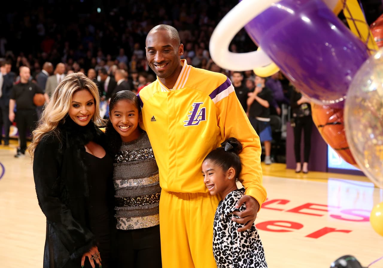 Kobe y Vanessa tienen actualmente tres hijas. En la imagen aparecen sus dos mayores, cuando él todavía jugaba en los Lakers.
