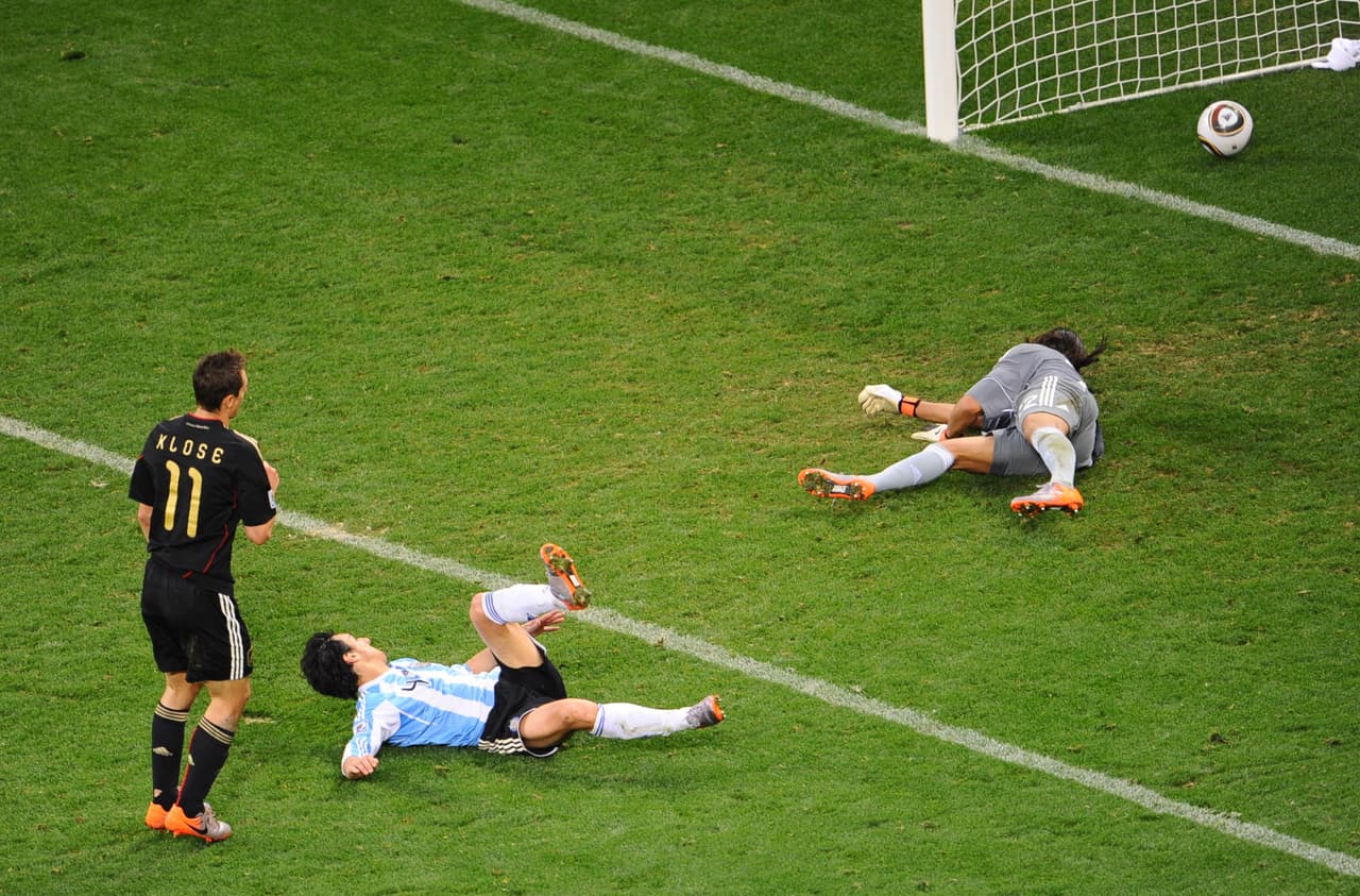 Para sellar la humillación, Miroslav Klose puso al minuto 44 del segundo tiempo el 4-0 que fue como una lápida para Argentina.