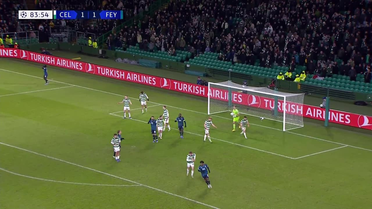 ¡TIRO ATAJADO! disparo por Ayase Ueda.