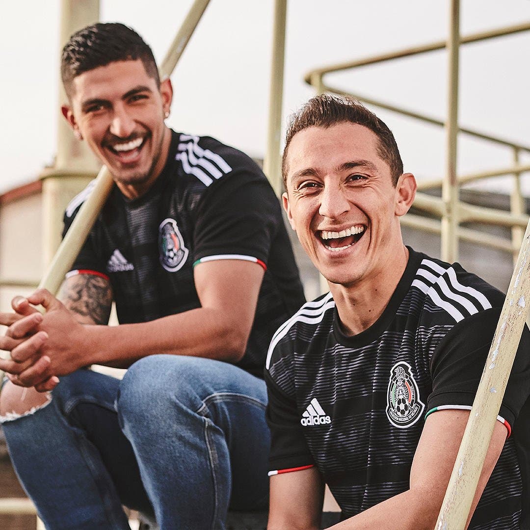 <a href="https://www.univision.com/deportes/futbol/mexico/vuelve-el-negro-estos-son-los-detalles-de-la-playera-del-tri-para-la-copa-oro-2019-fotos" target="_blank">Como lo habíamos anticipado hace unos días</a>, el Tri volverá a vestir de negro en su uniforme principal para la Copa Oro de 2019. Además, los patrones de la cultura azteca, como en 1994 con el calendario, hacen de esta playera una de las más hermosas de la temporada para los expertos.