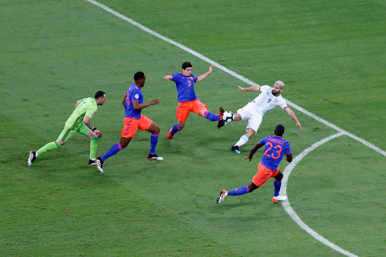 Agüero estuvo cerca de romper el cero pero se marcó fuera de juego. De cualquier forma, Stefan Medina evitó la anotación.