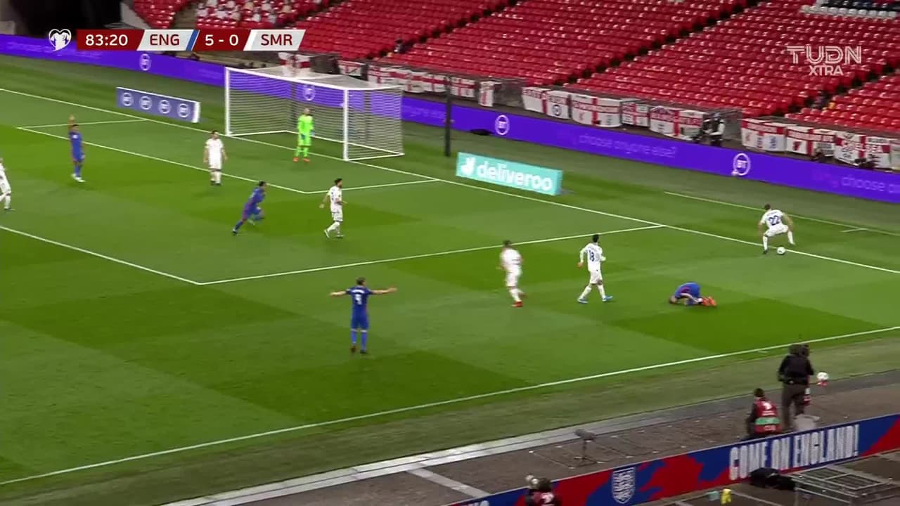 ¡GOL!  anota para Macedonia. Arijan Ademi