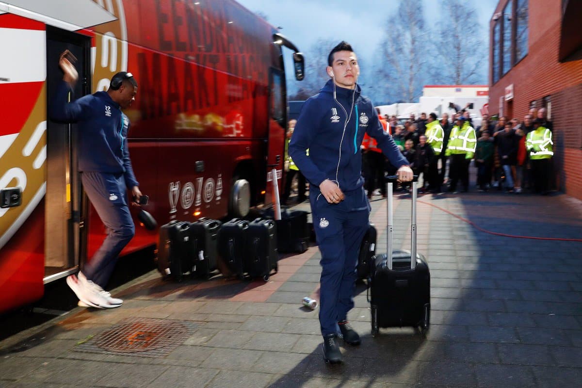 El mexicano Hirving Lozano a su llegada al Van Donge & De Roo Stadion, sede del encuentro contra el Excelsior.