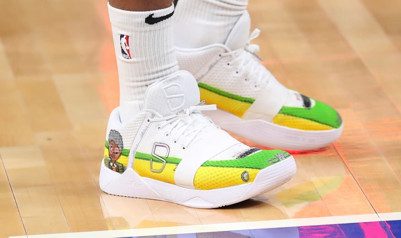 El delantero de los Brooklyn Nets, Spencer Dinwiddie, usando esos K8IROS Kronos que son una marca nueva y creada por el propio jugador, sin duda un par extremadamente colorido y original.