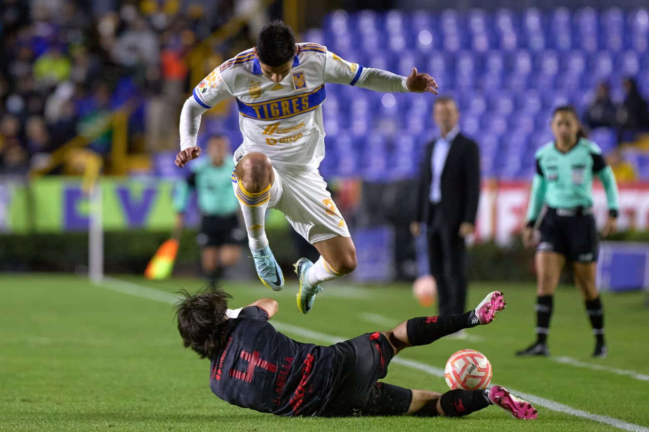 Tigres de la UANL se presentó en su estadio para recibir a los rojinegros del Atlas para su fecha de la Copa por México y consiguió la victoria por la solitaria anotación de Jesús Angulo con lo que los locales se quedaron con la victoria en 'El volcán'.
