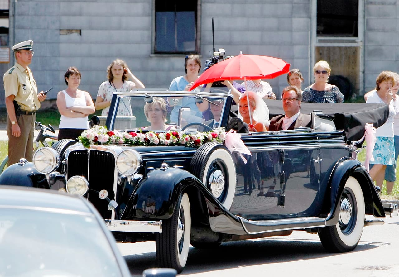Philipp Lahm y su esposa Claudia Schattenberg tras el matrimonio en la iglesia Sankt Emmerans el 14 de julio de 2010 en Kleinhelfendorf, Alemania.