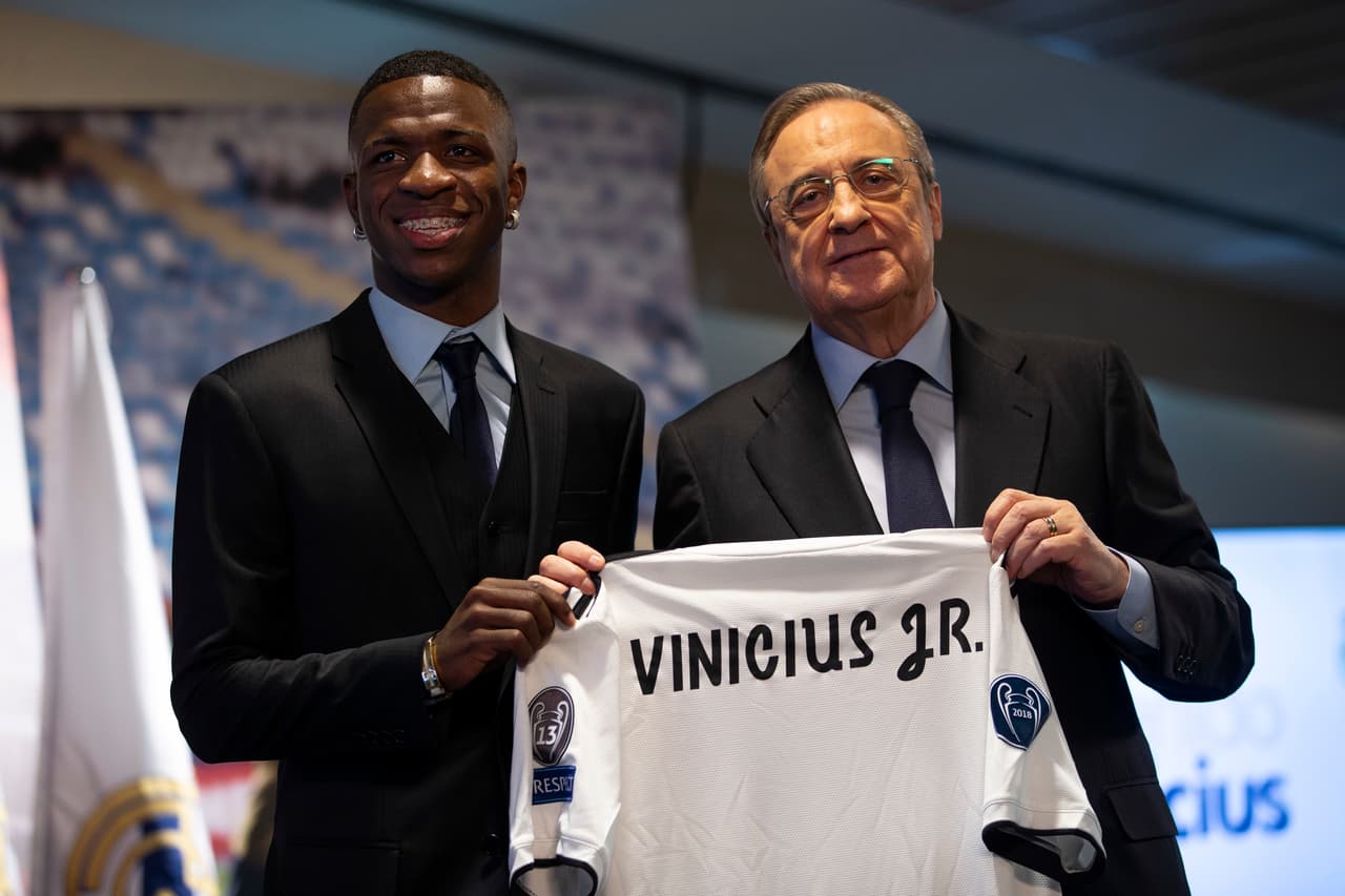 Vinicius, procedente del Flamengo de Brasil, se mostró muy agradecido por la opción que se le ha dado de vestir la camiseta blanca durante el discurso pronunciado en el palco de honor del Bernabéu.