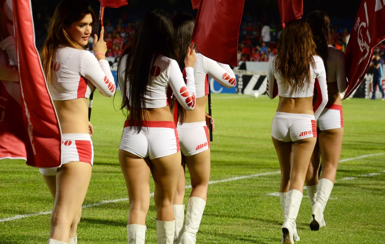 La bellas porristas en la ida de cuartos