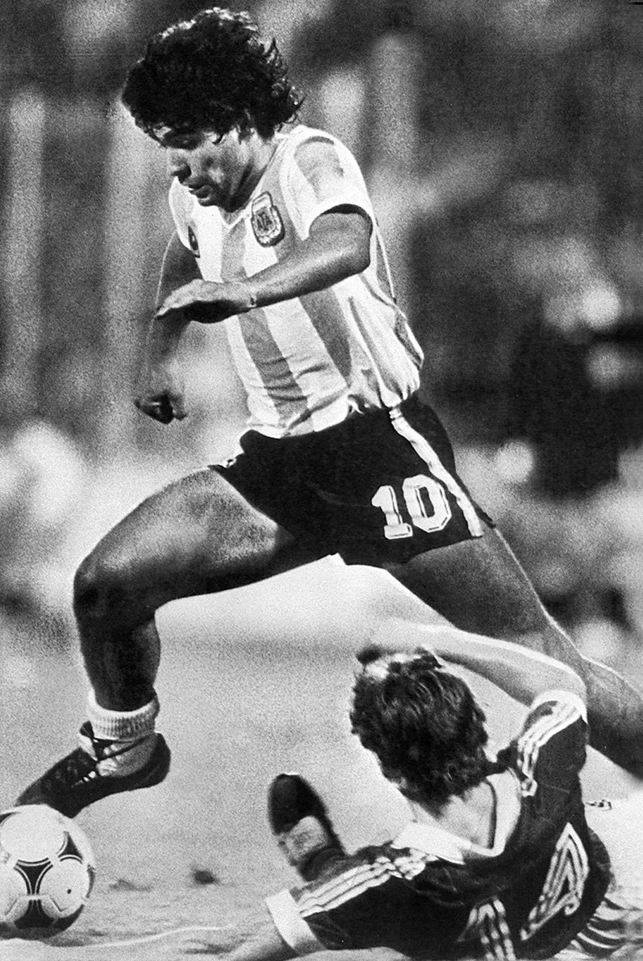 Diego Armando Maradona, 'La Pelusa', 'La Mano de Dios', uno de los míticos jugadores que ha dado Argentina y que el mundo ha reconocido como tal.