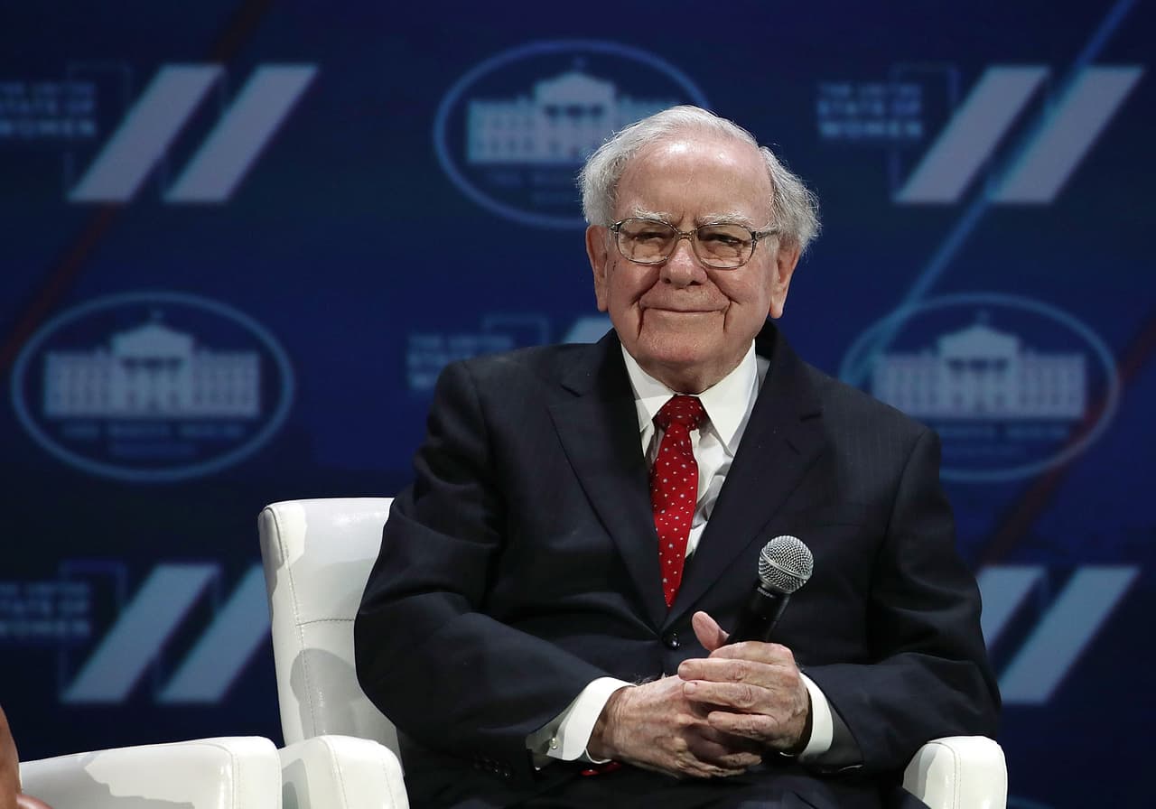 <h3 class="cms-H3-H3">4. Warren Buffet </h3>
<br>
<b>(73.5 mil millones de dólares)</b>
<br>
<br>El empresario de 90 años es considerado como uno de los inversionistas más exitosos en la historia al ser dueño de más de 60 empresas como Dairy Queen y Duracell. Ha prometido donar casi toda su riqueza y hace 10 años él y Bill Gates lanzaron Giving Pledge, 
<b>en la que solicitaban a todos los multimillonarios un compromiso a donar la mitad de sus riquezas a organizaciones de beneficiencia.</b> Hasta la fecha, Buffett sigue vivien en la misma casa de Omaha, Nebraska que compró en 1958 por 31,500 dólares. 
<br>