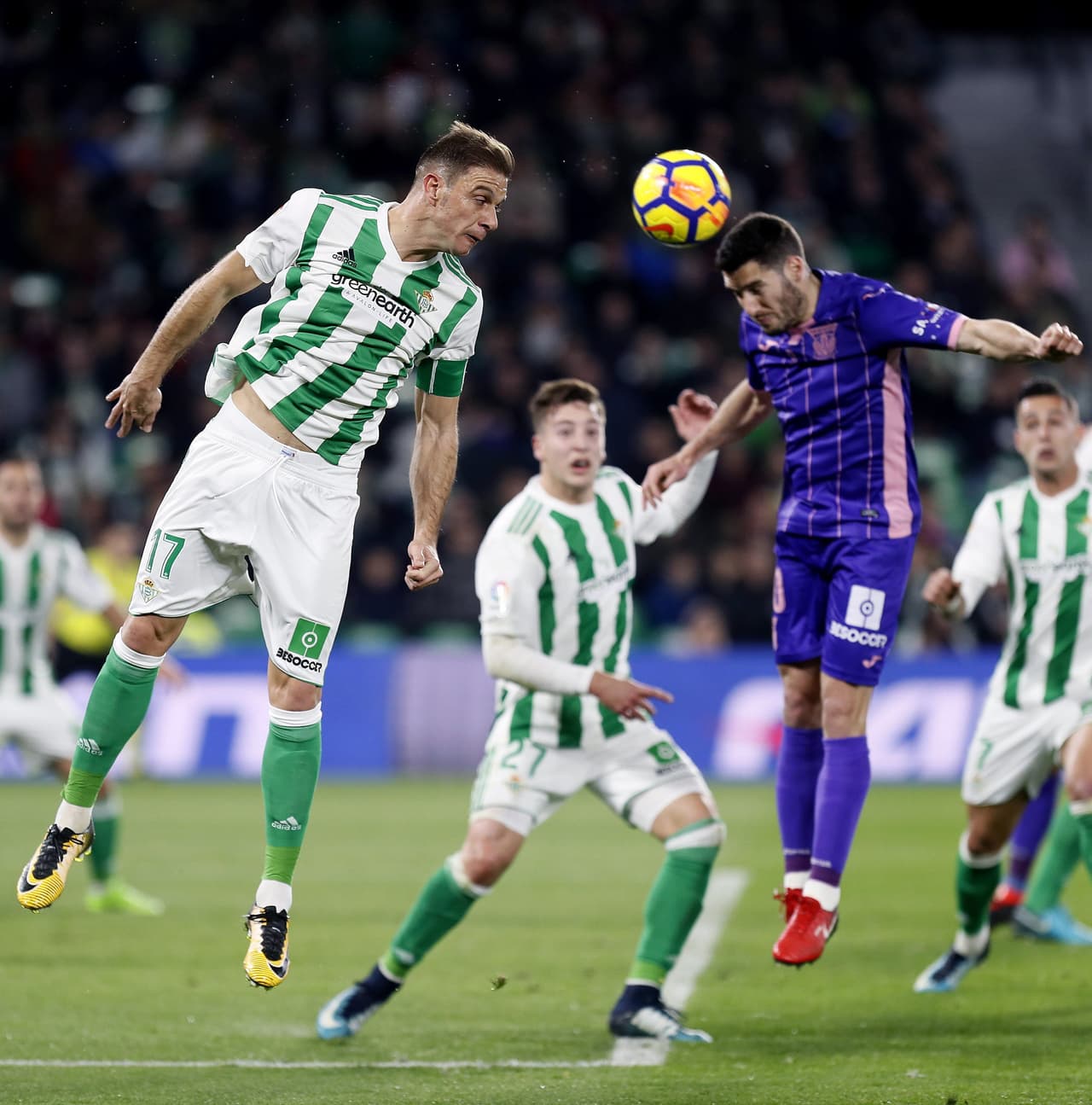 GRAF2741. SEVILLA, 15/01/2018.- El centrocampista del Real Betis Joaquín Sánchez (i) salta por el balón con Miguel Ángel Guerrero (d), delantero del Leganés, durante el partido de la decimonovena jornada de Liga en Primera División que se disputa hoy en el estadio Benito Villamarín, en Sevilla. EFE/José Manuel Vidal.