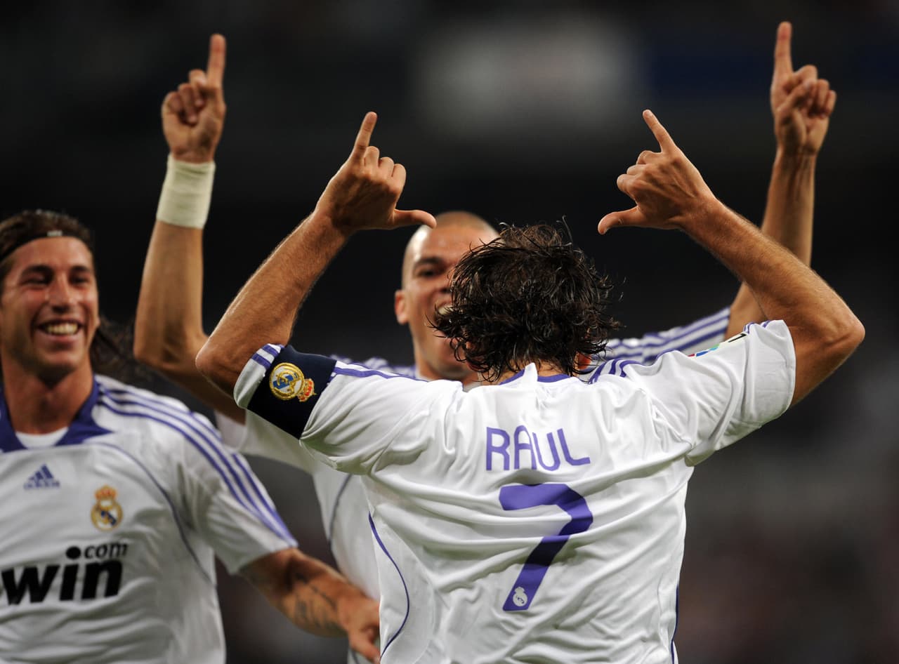 El delantero Raúl González usó la playera que colecciona Messi y que ambos intercambiaron durante la temporada 2007-2008.