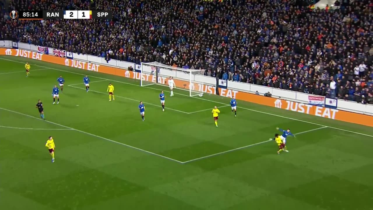 ¡TIRO ATAJADO! disparo por Lukás Haraslín.