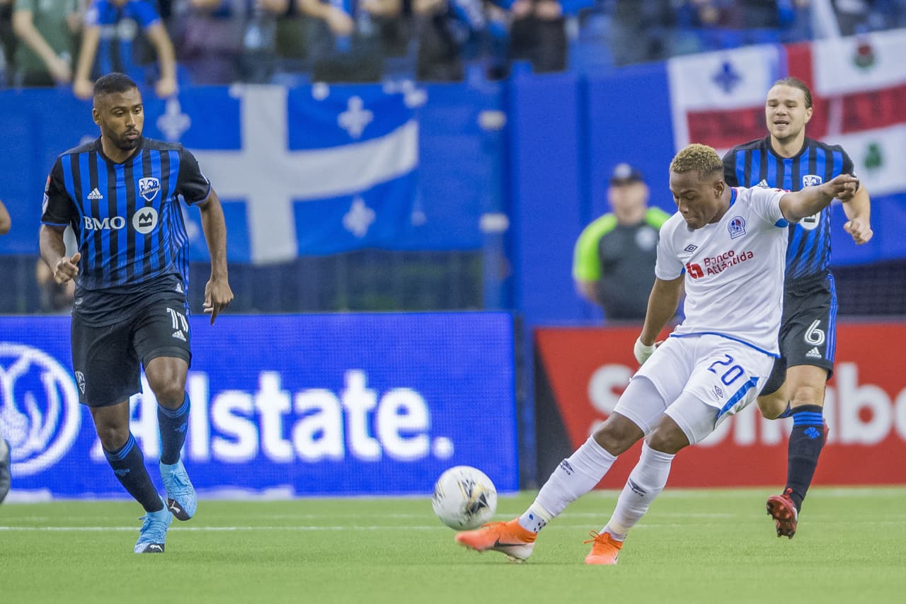 El jugador del olimpia logra darse la vuelta e impacta al arco pero el balón sale muy desviado.