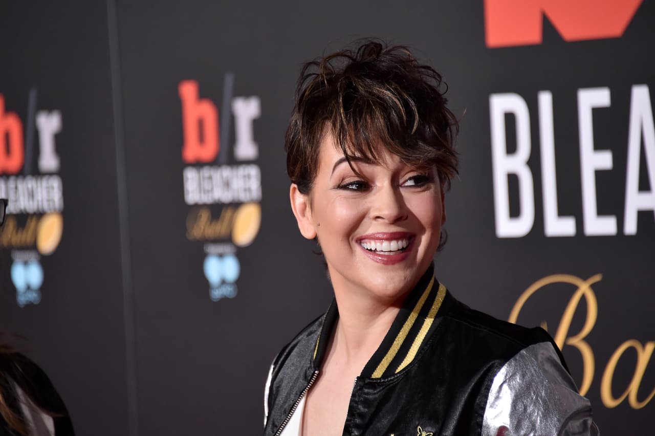 Además de hacerse una carrera en la televisión estadounidense, la hermosa Alyssa Milano tiene una larga historia como seguidora del béisbol e incluso ha tenido romances con deportistas.