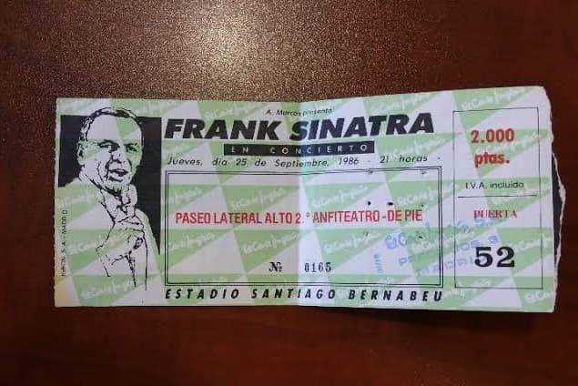 En 1986, la leyenda Frank Sinatra orquestó un concierto en el Santiago Bernabéu. Los boletos para el concierto rondaban en las 2mil pesetas.
