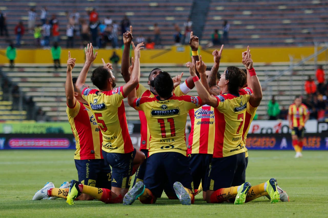 Monarcas ya ha vuelto un clásico su festejo grupal agradeciendo al cielo.