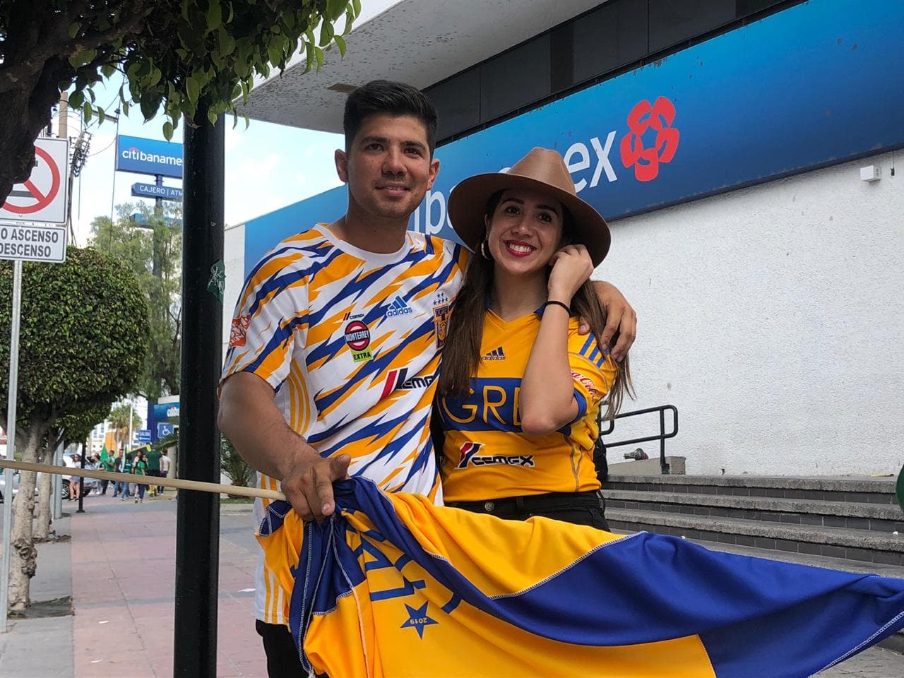 A pocos minutos de la Final del Clausura 2019 entre León y Tigres así viven los fanáticos la llegada al estadio.
