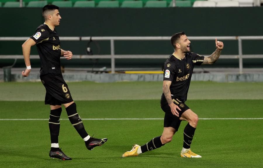 Real Betis se impone al Alavés con remontada por 3-2. Los verdiblancos perdían por goles de Joselú y Edgar Méndez, pero fue el doblete de Borja Iglesia y el gol de Joaquín ya casi al final del partido, que le dio la victoria al equipo de casa, durante la Jornada 26 de LaLiga.