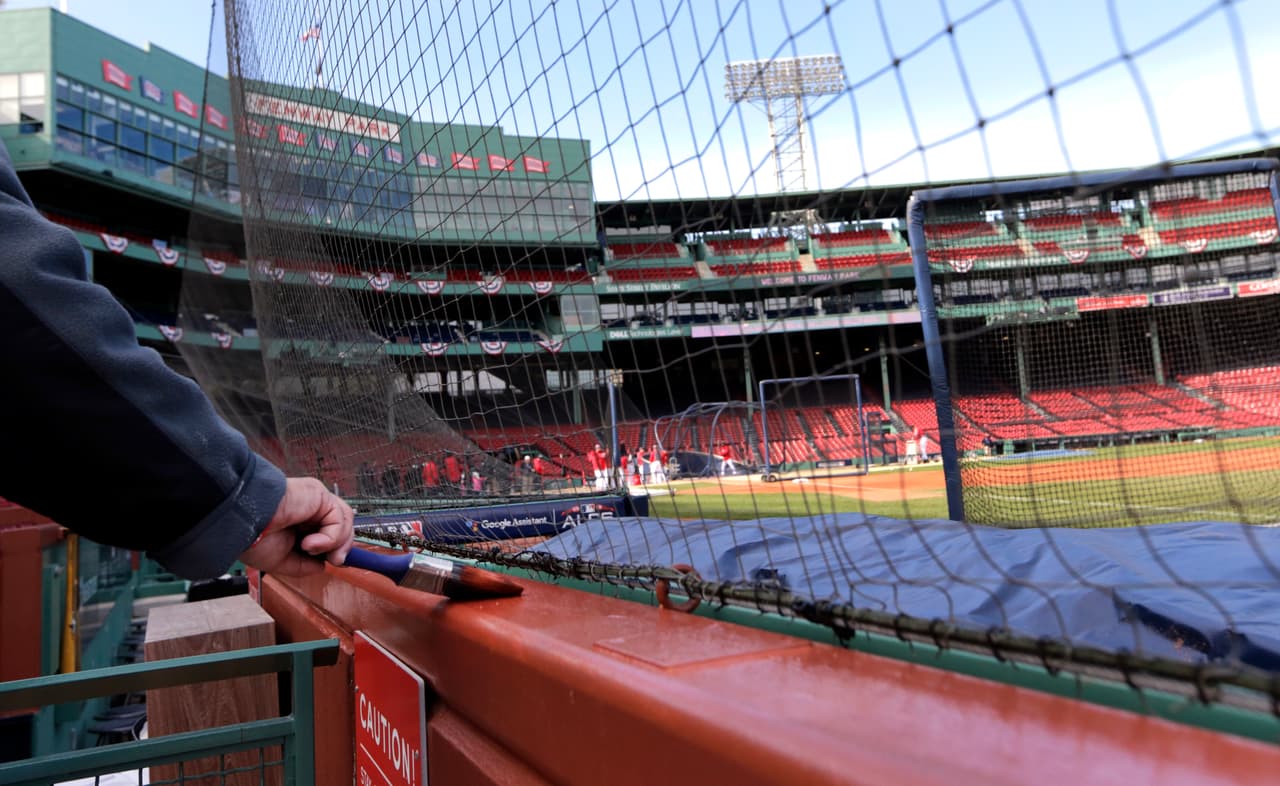 Una 'manita de gato'. Algunas zonas del vetusto pero emblemático estadio recibiendo un poco de pintura para que luzca impecable en su segunda Serie Mundial desde 2013.