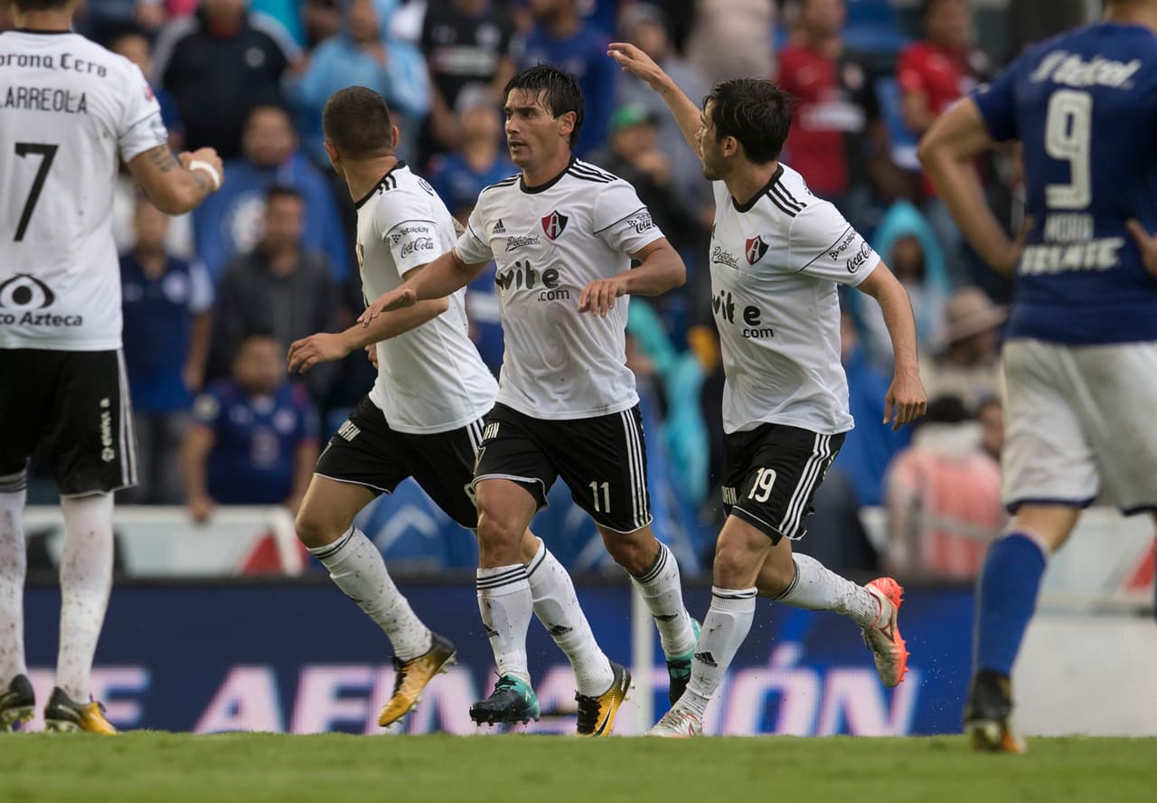 Otra vez Matías Alustiza dio la cara por los rojinegros y al minuto 68 recortó las distancias con un golazo.