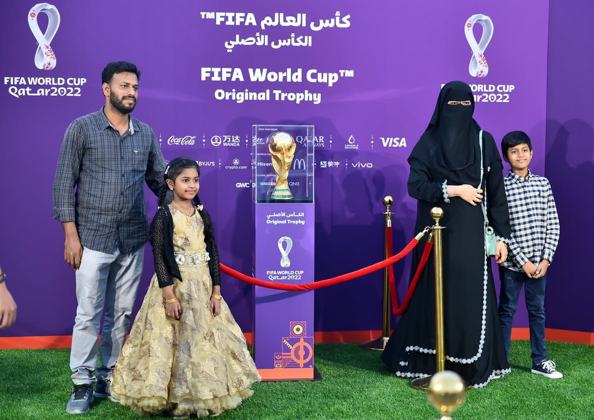 Migrantes hacen filas en Catar para ver el trofeo de la Copa del Mundo