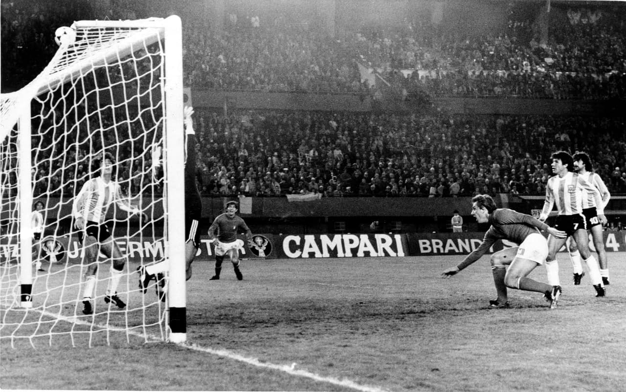 Sin embargo, en la última salida Italia fue su piedra en el zapato con un 1-0 gracias al gol de Roberto Bettega. Argentina avanzó a la fase final como segundo de su grupo con cuatro puntos, en ese entonces un triunfo daba dos unidades.