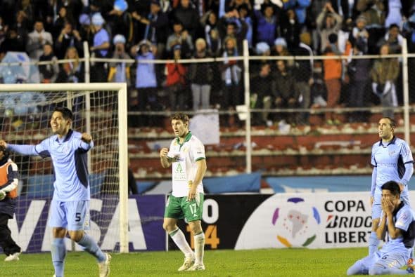 Los jugadores de Bolívar festejan su pase a la siguiente fase de la Libertadores. Su rival saldrá de la serie entre Santos y Lanús.