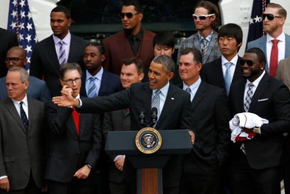 Aunque se reconoció seguidor de otro equipo, los Medias Blancas de Chicago, Obama "se mostró orgulloso de estos jugadores" y "agradecido por el carácter" manifestado al asumir el "papel esencial que jugaron en el espíritu de la ciudad".