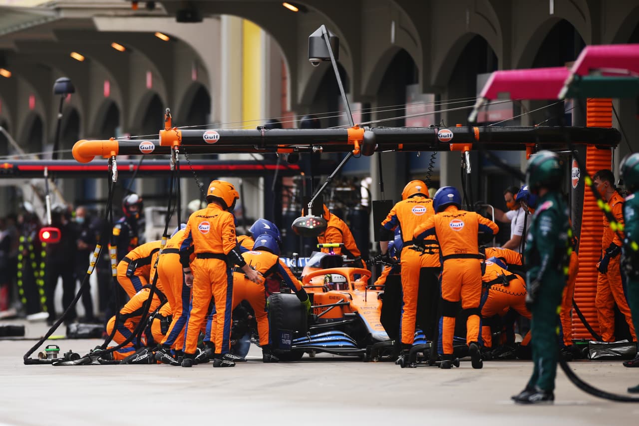 El Gran Premio de Turquia se lo llevó Mercedes Benz pero esta vez con Valtteri Bottas, quien compartió podio con los dos pilotos de Red Bull, Max Verstappen y Sergio Pérez. El mexicano logró hacer una carrera impecable, sin errores esta vez y, al fin, logró estar entre los tres primeros de la Formula 1. Lewis Hamilton quedó en quinto lugar.