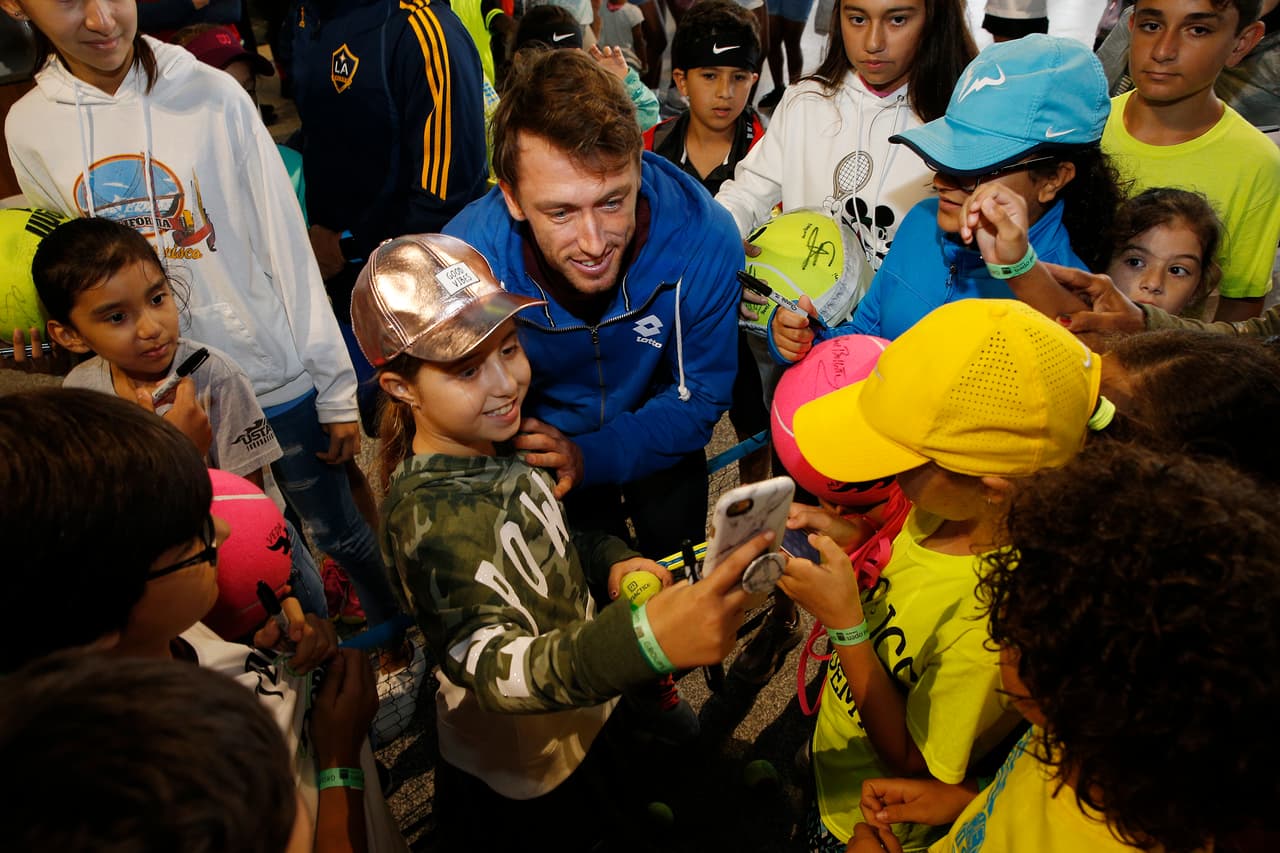 La rumana Simona Halep (2 de la clasificación WTA), la británica Johanna Konta, el australiano John Millman (foto) y el estadounidense Frances Tiafoe compartieron con los niños en el Kids Day, previo al comienzo del Miami Open, segundo Masters 1.000 del calendario de tenis.